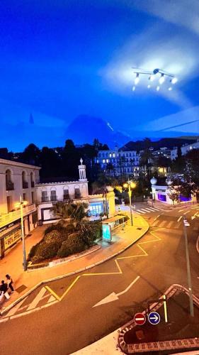 2 pièces , Centre ville , 100 mètres des plages.