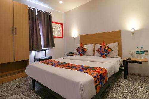 Habitación de hotel con cama y escritorio en FabHotel La Serene Punjabi Bagh en Nueva Delhi