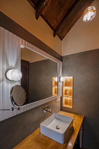 Ένα μπάνιο στο SaffronStays Tudor San Ann
