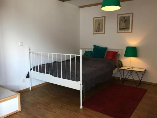 um quarto com uma cama e uma mesa com um candeeiro em Ferienhaus Früh am See em Fürstenwerder