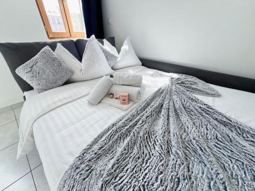 a white bed with a pile of pillows on it at Domus Via Domitia in Narbonne