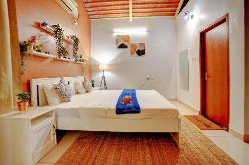 een slaapkamer met een groot bed in een kamer bij Pumpkin Patch By JadeCaps Jacuzzi Projector Farm experience in Talai