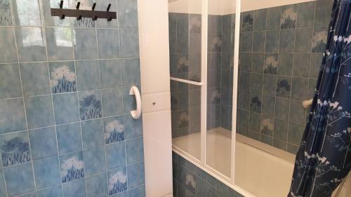 a bathroom with a shower with blue tiles at Manosque: Maison en Provence avec superbe vue in Manosque