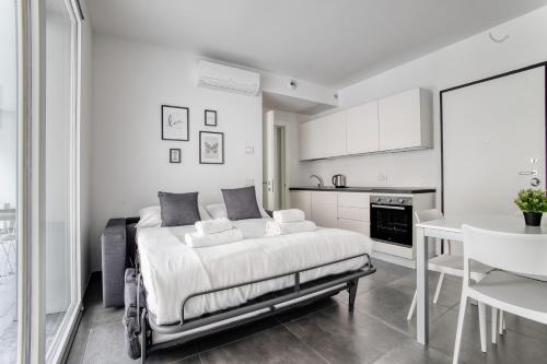 Just Urban Stays - Modern 1BR Apt with Terrace - 10 min M4 to Duomo
