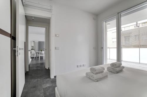 Just Urban Stays - Modern 1BR Apt with Terrace - 10 min M4 to Duomo