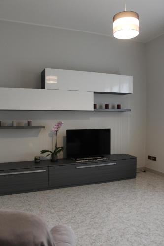 een woonkamer met een flatscreen-tv aan de muur bij Casa Elvira in Nonantola