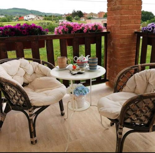a patio with a table and chairs and a table with cups at Le tre cime in Baranello