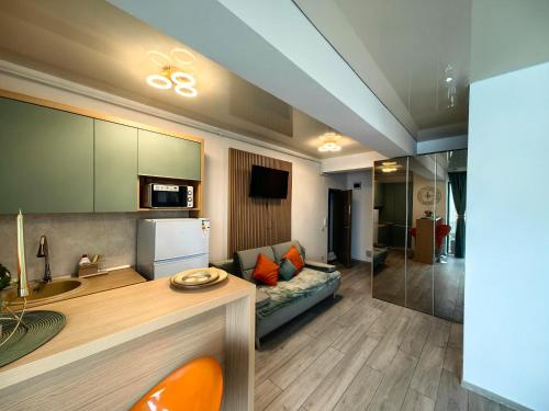 un soggiorno con divano e cucina di ELLA by Complex Almar Luxury a Mamaia Nord - Năvodari
