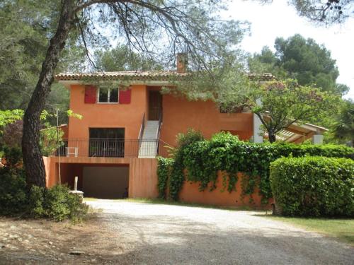 una casa grande de color naranja con una entrada delante de ella en appartement T3 dans propriété de 5000m2 avec piscine, en Venelles