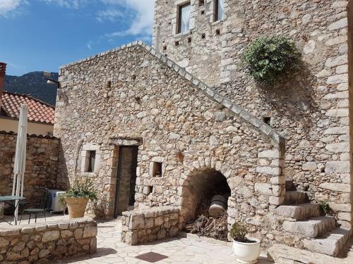 Φωτογραφία από το άλμπουμ του Vincenzo’s Room in a tower/ Brown στο Λεωνίδιο