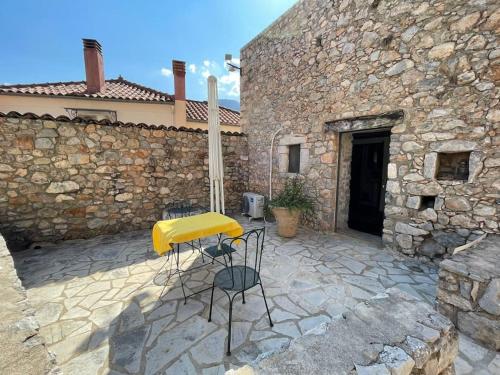 Φωτογραφία από το άλμπουμ του Vincenzo’s Room in a tower/ Brown στο Λεωνίδιο