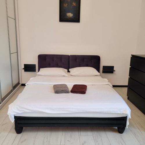 A bed or beds in a room at ApartPoltava Світлі апартаменти з високою стелею Стильний ДИЗАЙН 2023