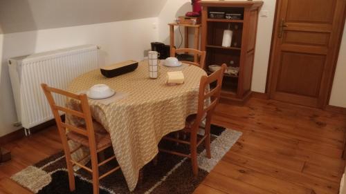 a dining room with a table with chairs and a tableablish at Le Petit Bonheur in Sergeac