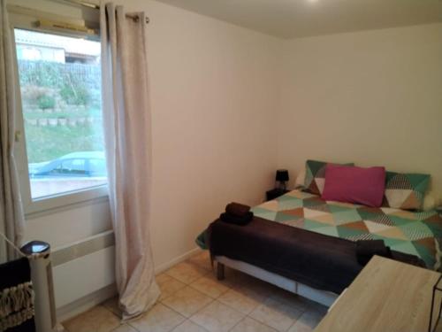 a small bedroom with a bed and a window at Villa Mont D'Or in Manosque