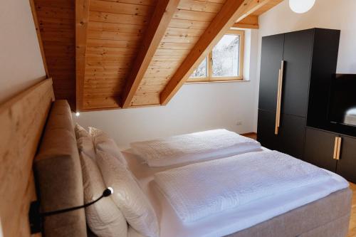 1 dormitorio con 2 camas en una habitación con ventana en Alpen Apart Allgäu, en Oy-Mittelberg