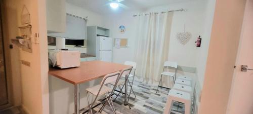uma cozinha com mesa e cadeiras num quarto em Coastal Living in a Gorgeous House in Moonta Bay em Port Moonta