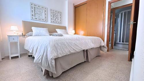 ein Schlafzimmer mit einem großen Bett mit einer weißen Bettdecke in der Unterkunft Zuhayra Beach Apartamento con Vista a 50m del Mar in Torrox Costa
