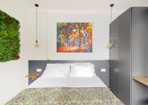 sypialnia z łóżkiem z obrazem na ścianie w obiekcie RESIDENCE MARATTA 54 w mieście Terni