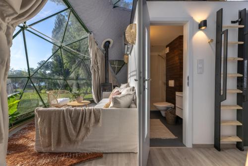 Posezení v ubytování Glamping escape to the stars under Prague skyline