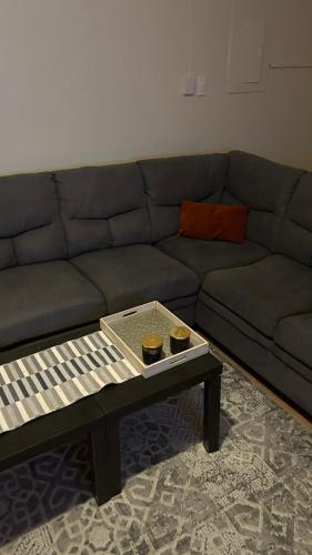 - un salon avec un canapé et une table basse dans l'établissement private apartment in khobar, à Khobar