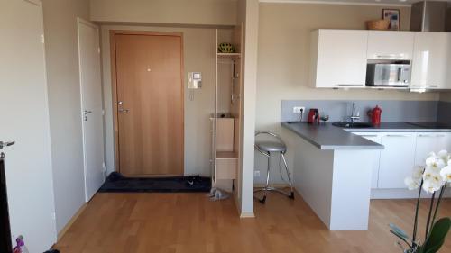una cucina con mobili bianchi e pavimento in legno di Posti tn. 41 a Haapsalu
