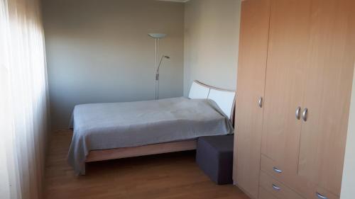 una piccola camera da letto con un letto e un armadio di Posti tn. 41 a Haapsalu