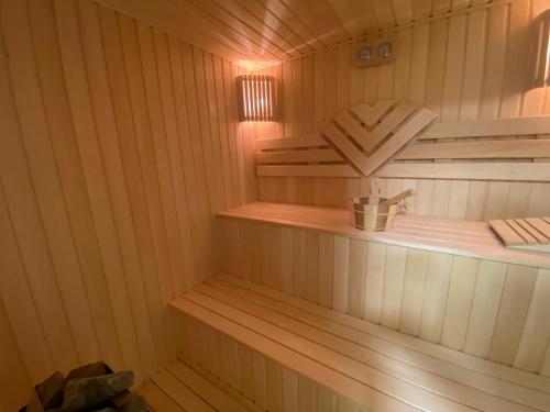 uma sauna com prateleiras de madeira e um coração na parede em Essam Deluxe Hotel em Baku