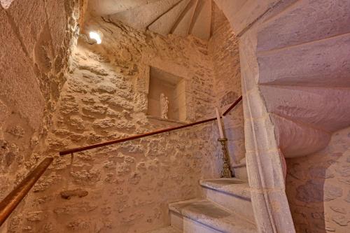 eine Treppe in einem Steingebäude mit einer Treppe in der Unterkunft Magnifique maison de famille - 3 mn à pied du centre in Uzès