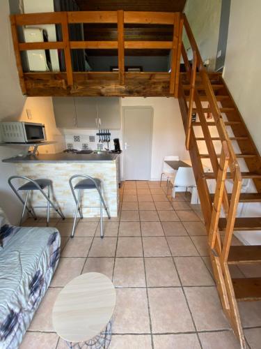 une pièce avec un escalier, une table et des chaises dans l'établissement La Casa de Bianca, à Teyran