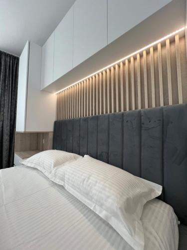 um quarto com uma cama grande e uma cabeceira preta em Sunny Accommodation Suceava 56 em Suceava