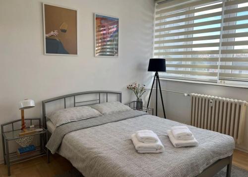 Ένα ή περισσότερα κρεβάτια σε δωμάτιο στο Lulu’s Apartment in the Heart of Prishtina