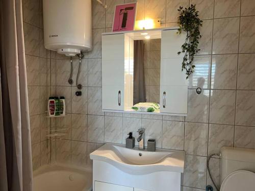 Ένα μπάνιο στο Lulu’s Apartment in the Heart of Prishtina