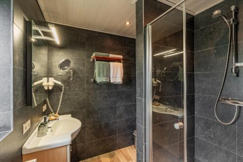 a bathroom with a sink and a shower at B&B De Bergvallei in Oedelem