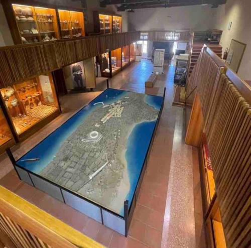 una vista aérea de un museo con un mapa en un piso en Come a Casa!, en Oristano
