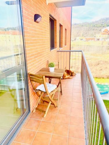 patio con tavolo e balcone per cani. di Can Pep a La Pobla de Segur