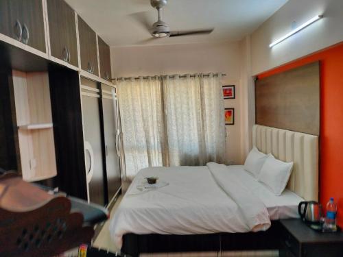 Cama o camas de una habitación en Devi Indrayani Housing Society