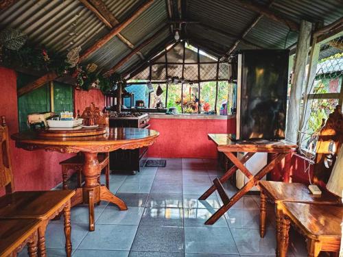 um quarto com uma mesa e bancos e uma cozinha em A. Zaragosa Lodging House em San Vicente