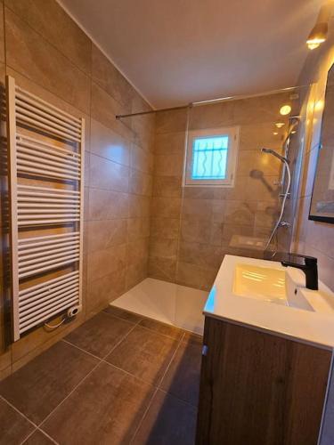 une salle de bain avec douche et lavabo dans l'établissement La villa Li Grihet, à Beaumont-de-Pertuis