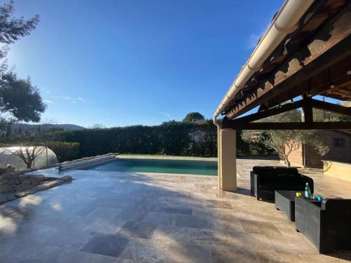 - une piscine avec un pavillon à côté dans l'établissement La villa Li Grihet, à Beaumont-de-Pertuis