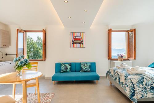 1 dormitorio con sofá azul y mesa en Villa Maximus - Stunning mountain views en Barga