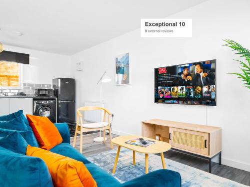 En tv och/eller ett underhållningssystem på Stylish New Apartment - Free Wifi & Netflix - 3MH