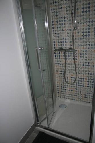 une douche avec une porte vitrée dans une salle de bain dans l'établissement maison sud Morbihan proche mer très calme, à Camoël