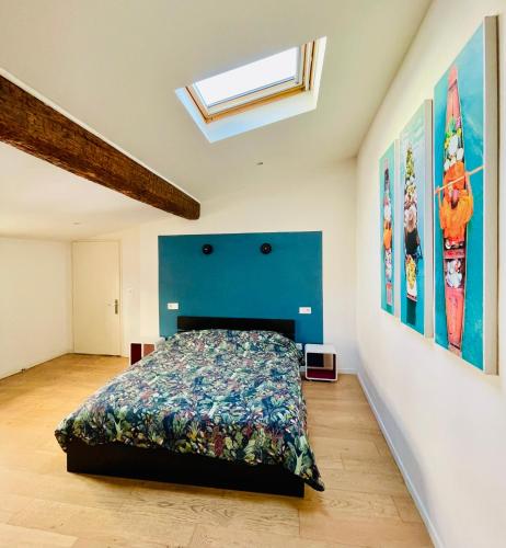 - une chambre avec un lit et des photos sur le mur dans l'établissement Place de la Comédie - Magnifique T2 au calme, à Montpellier