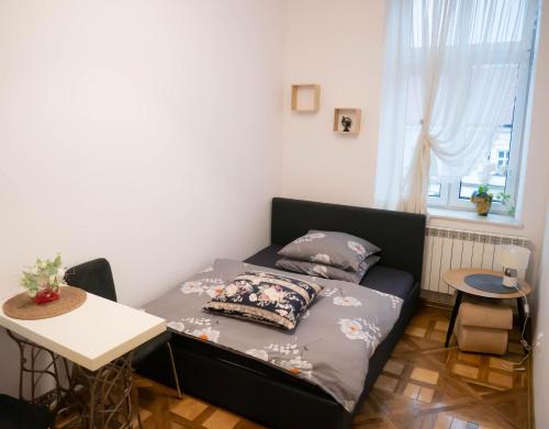 Een bed of bedden in een kamer bij Apartament Pod Skrzydłem Anioła (w centrum)