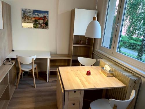 Habitación con mesa, sillas y ventana en Útulný byt pro odpočinek i práci en Kutná Hora