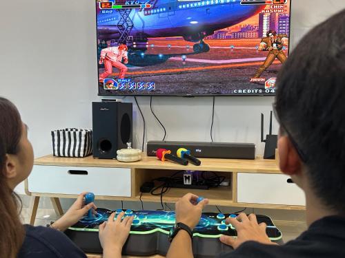 Μια τηλεόραση ή/και κέντρο ψυχαγωγίας στο Desaru - Leisure Getaway 4BR3B by Cowidea