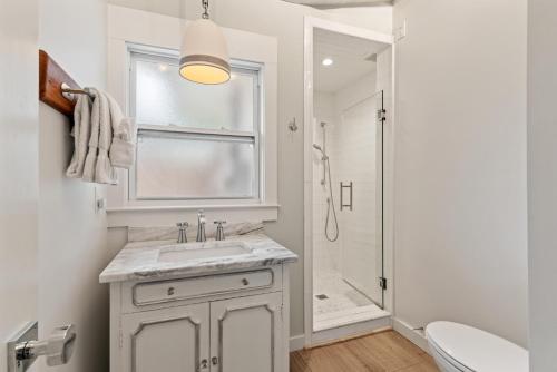 ein weißes Badezimmer mit Waschbecken und Dusche in der Unterkunft 520 Beach, Unit 518 in Demere Park