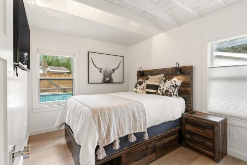 ein Schlafzimmer mit einem Bett und einem Fenster in der Unterkunft 520 Beach, Unit 518 in Demere Park