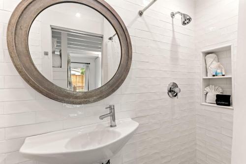 ein weißes Badezimmer mit einem Waschbecken und einem Spiegel in der Unterkunft 520 Beach, Unit 520 in Demere Park
