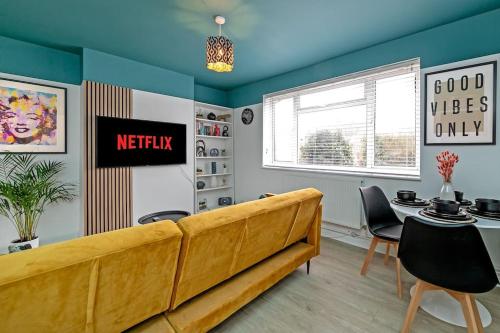 a living room with a couch and a table at Tiger House - Driveway & Garden. Airport location! in Luton